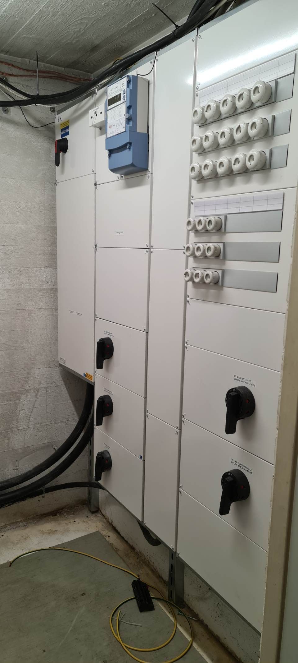 Sähkökaappi talon kellarissa
