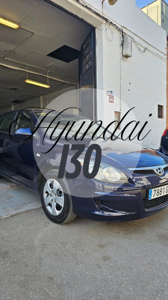 Hyundai i30, coche azul oscuro en un garaje.