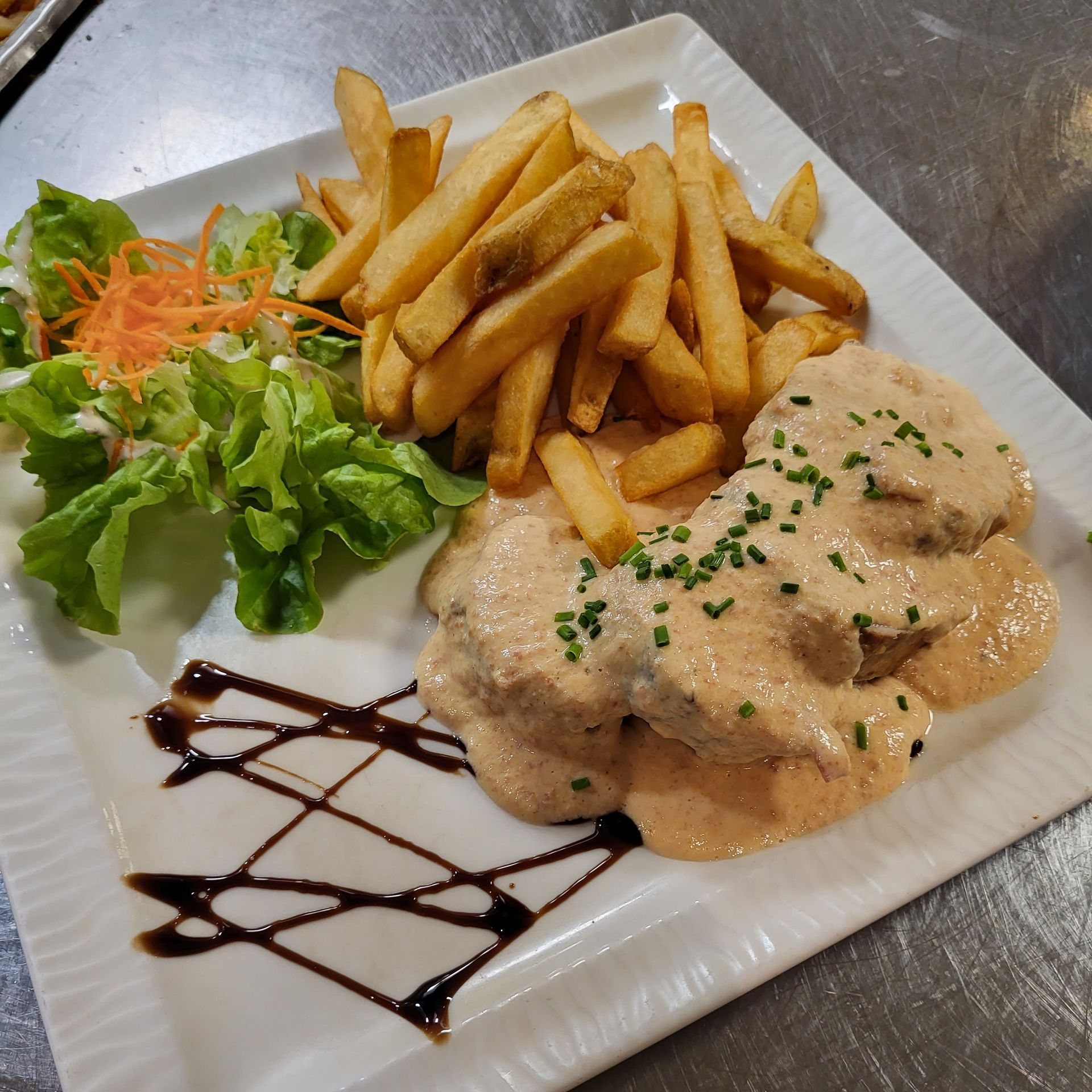 Viande frites salade