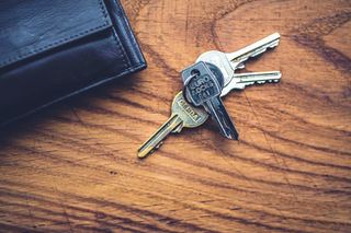 Schlüssel und portmonee auf Tischplatte