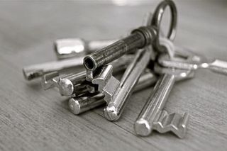 Schlüsselbund auf Tischplatte