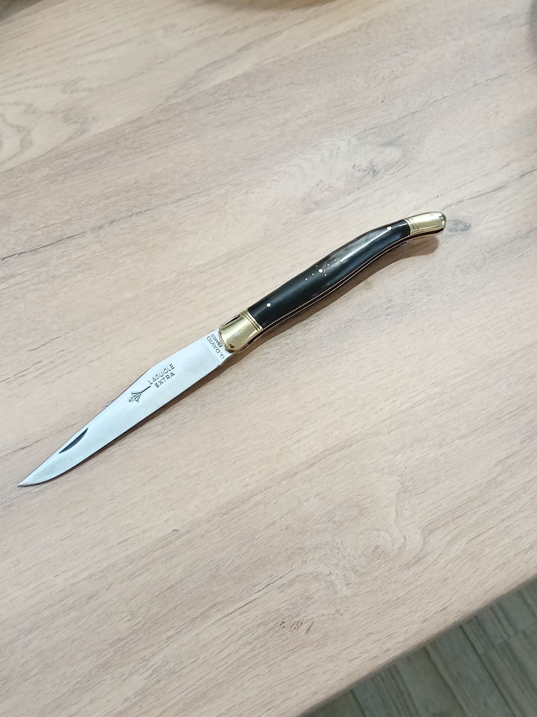 Petit couteau pliant à lame d'acier et manche foncé, Laguiole.