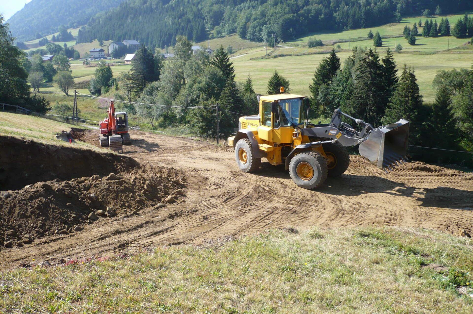 Engins de chantier sur un terrain en cours de terrassement
