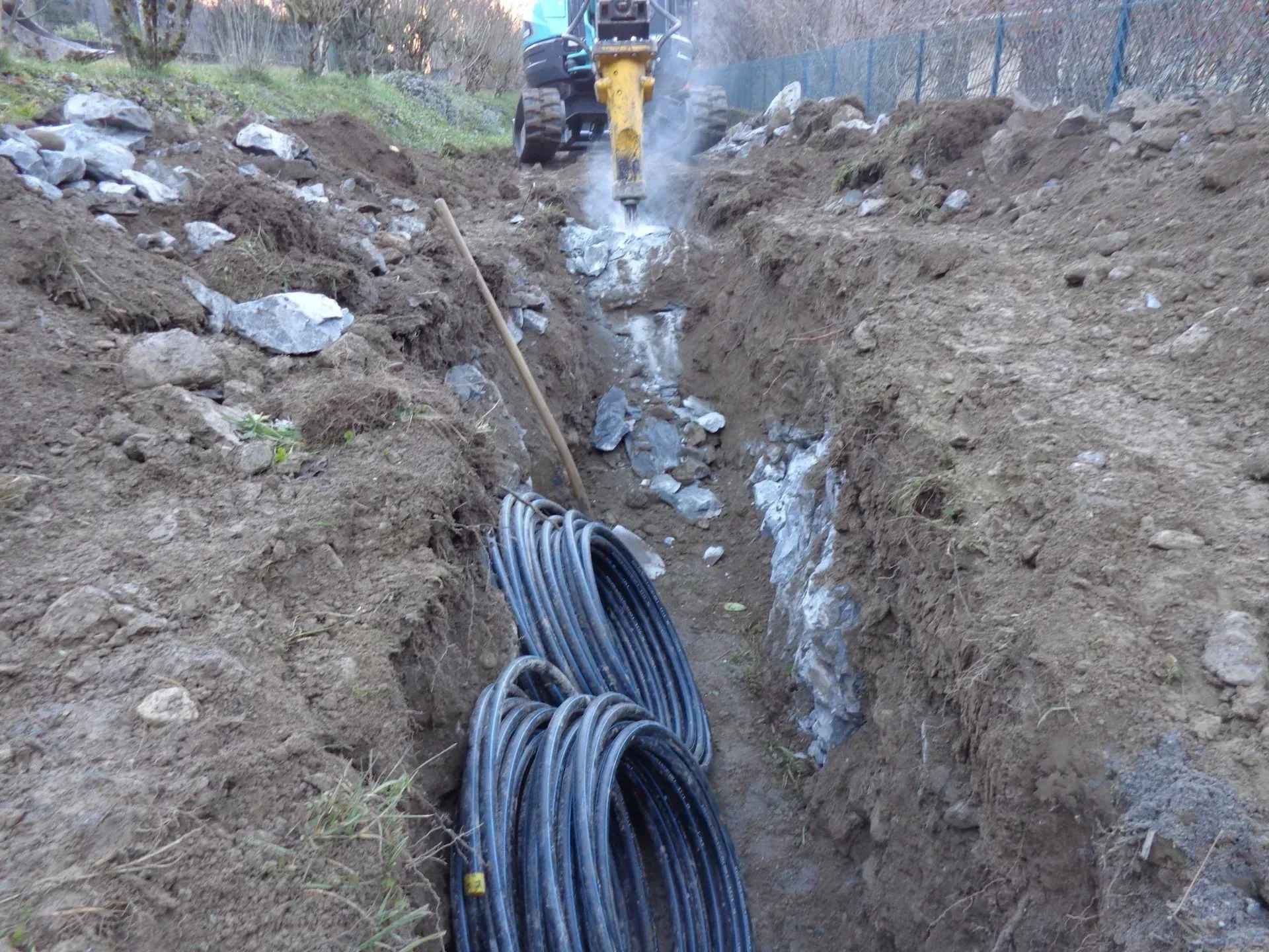 Installation de tuyaux dans une tranchée