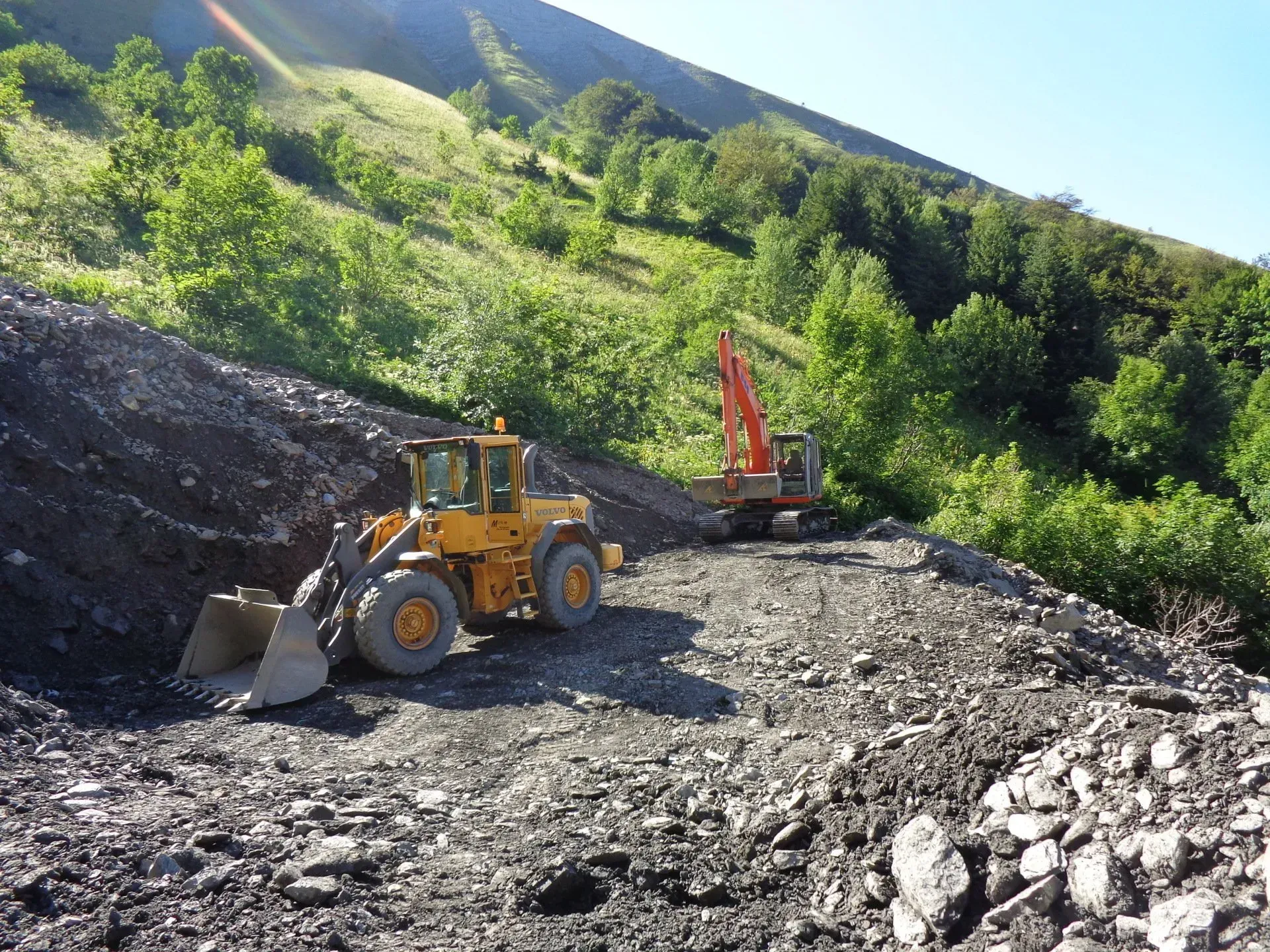 Engins de chantier qui prépare du terrain en montagne