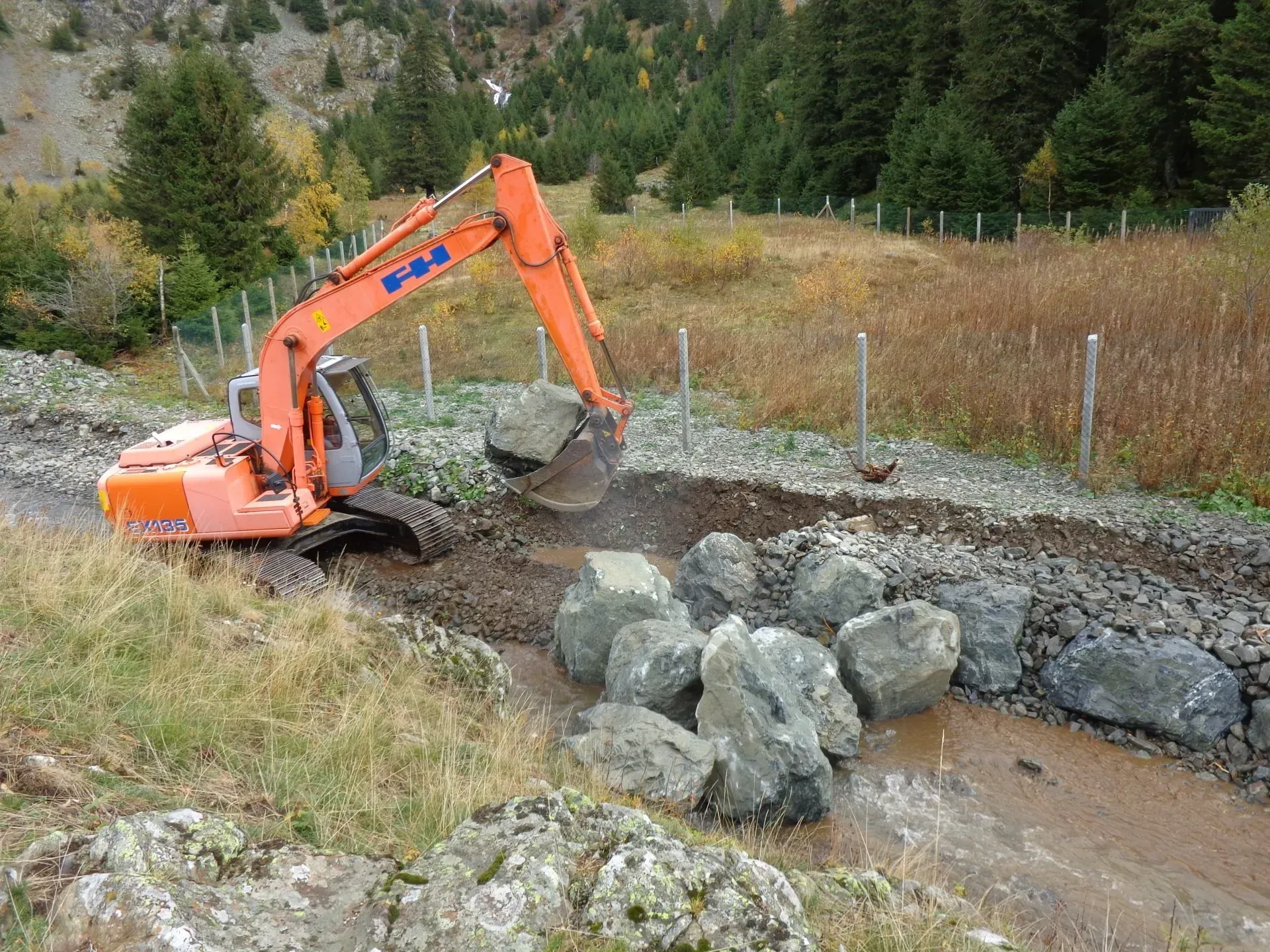 Déplacement de rochers avec un engin de chantier