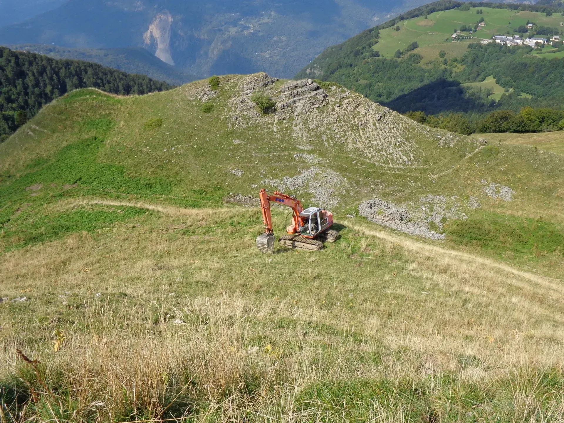 Engin de chantier au cœur des montagnes