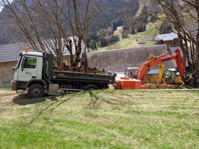 Camion benne rempli avec engins de chantier