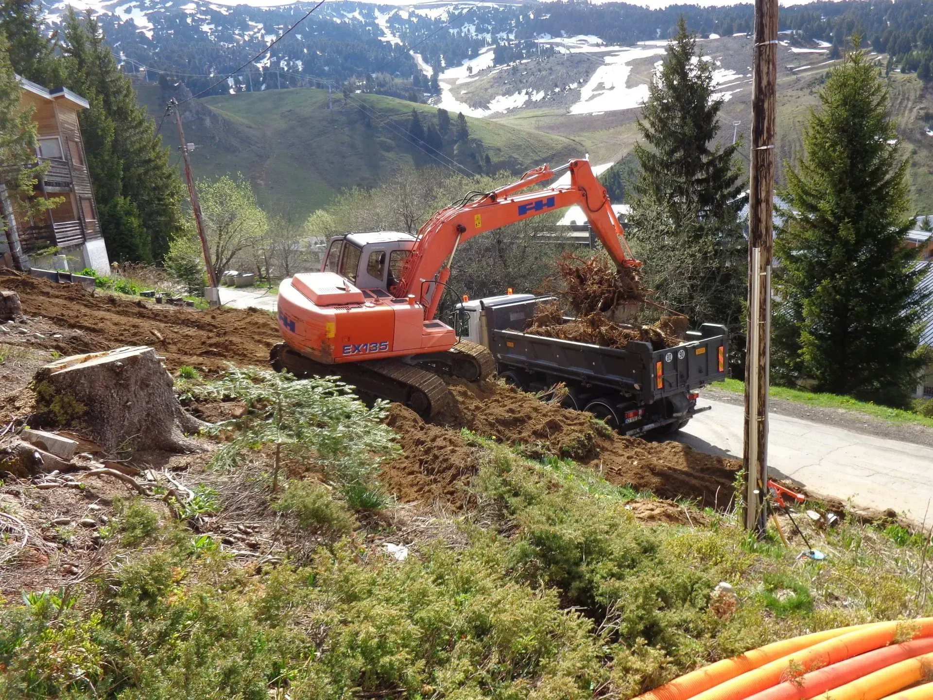 Remplissage d'un camion benne avec des travaux de terrassement