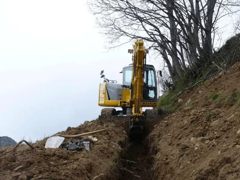Création de tranchées au pied d'arbres