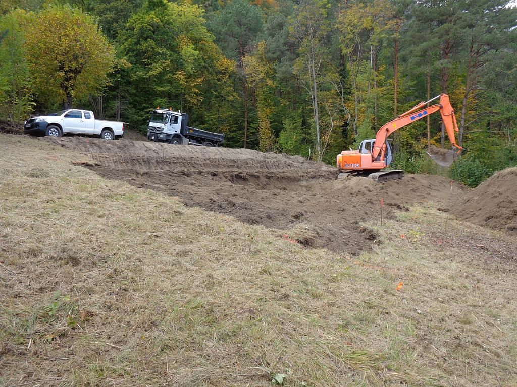 Terrassement d'un terrain en bord de forêt