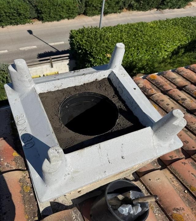 Cheminée de toit avec une ouverture circulaire noire