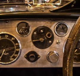 Un gros plan d'un tableau de bord de voiture avec une jauge indiquant 120