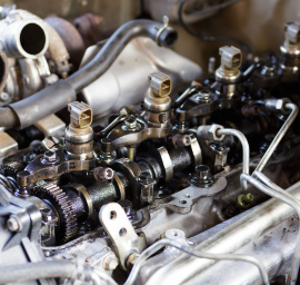 Un gros plan de l'intérieur d'un moteur de voiture
