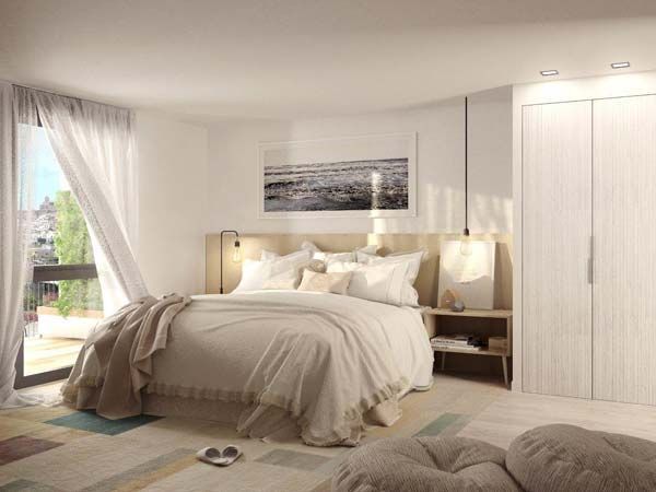 Dormitorio con ropa de cama blanca, detalles en beige y una gran ventana con cortinas.