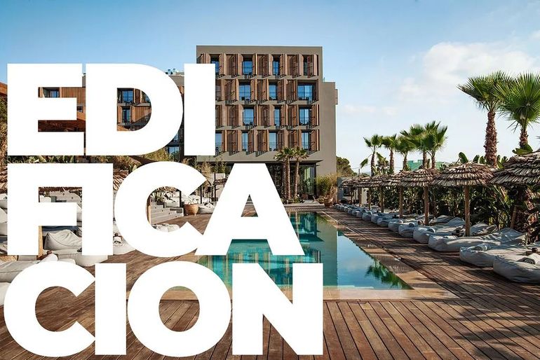 Un moderno edificio de hotel con piscina, palmeras y la palabra 