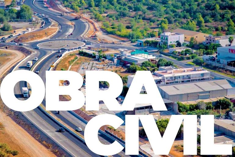 Vista aérea de una obra en construcción de una carretera con las palabras 