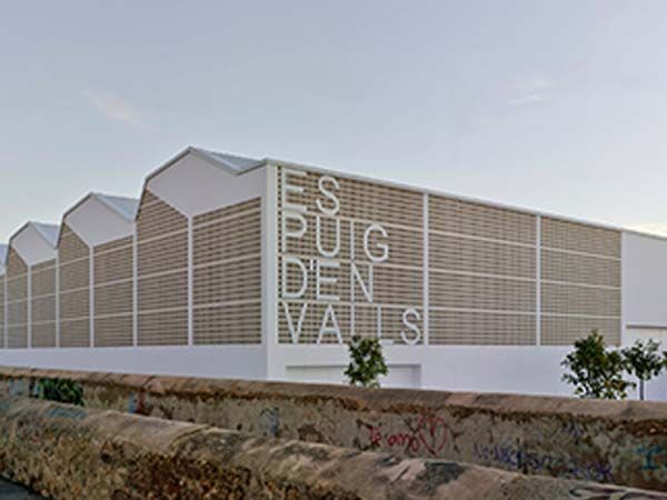 Edificio moderno blanco con el gran texto