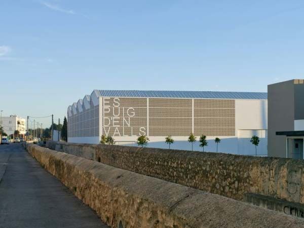 Un edificio con