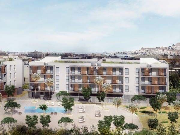 Moderno complejo de apartamentos con piscina y zona de aparcamiento.
