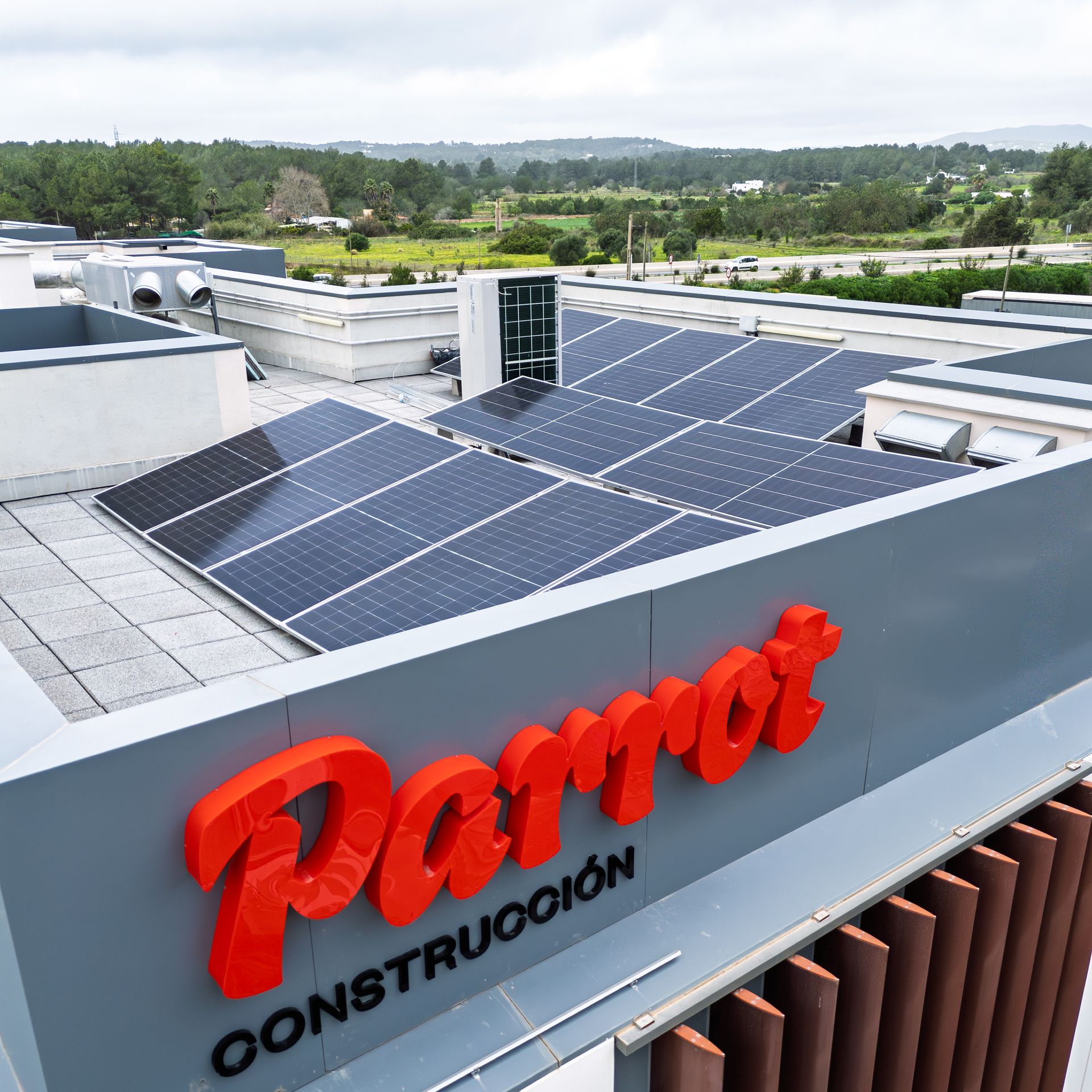 Instalación de placas solares fotovoltaicas en las oficinas de Parrot Construction – Compromiso ambiental
