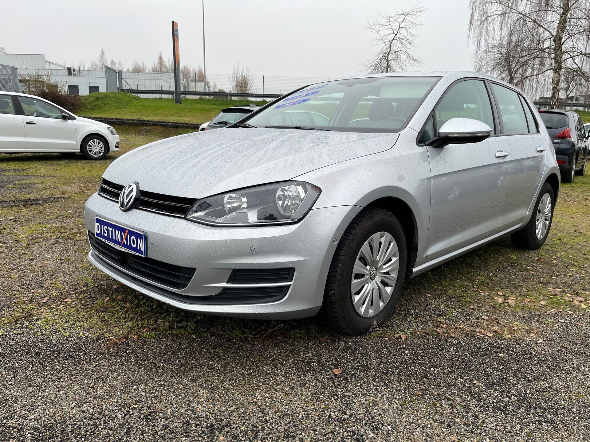 Photo d'une voiture grise en extérieur