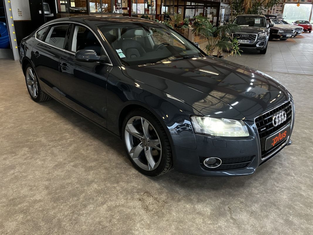 Photo d'une berline noire