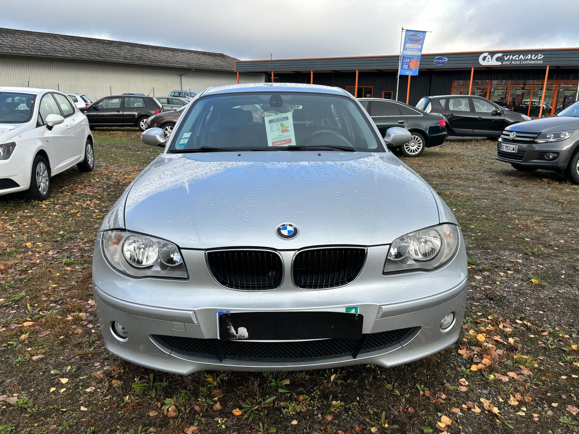 Photo d'une berline grise de face