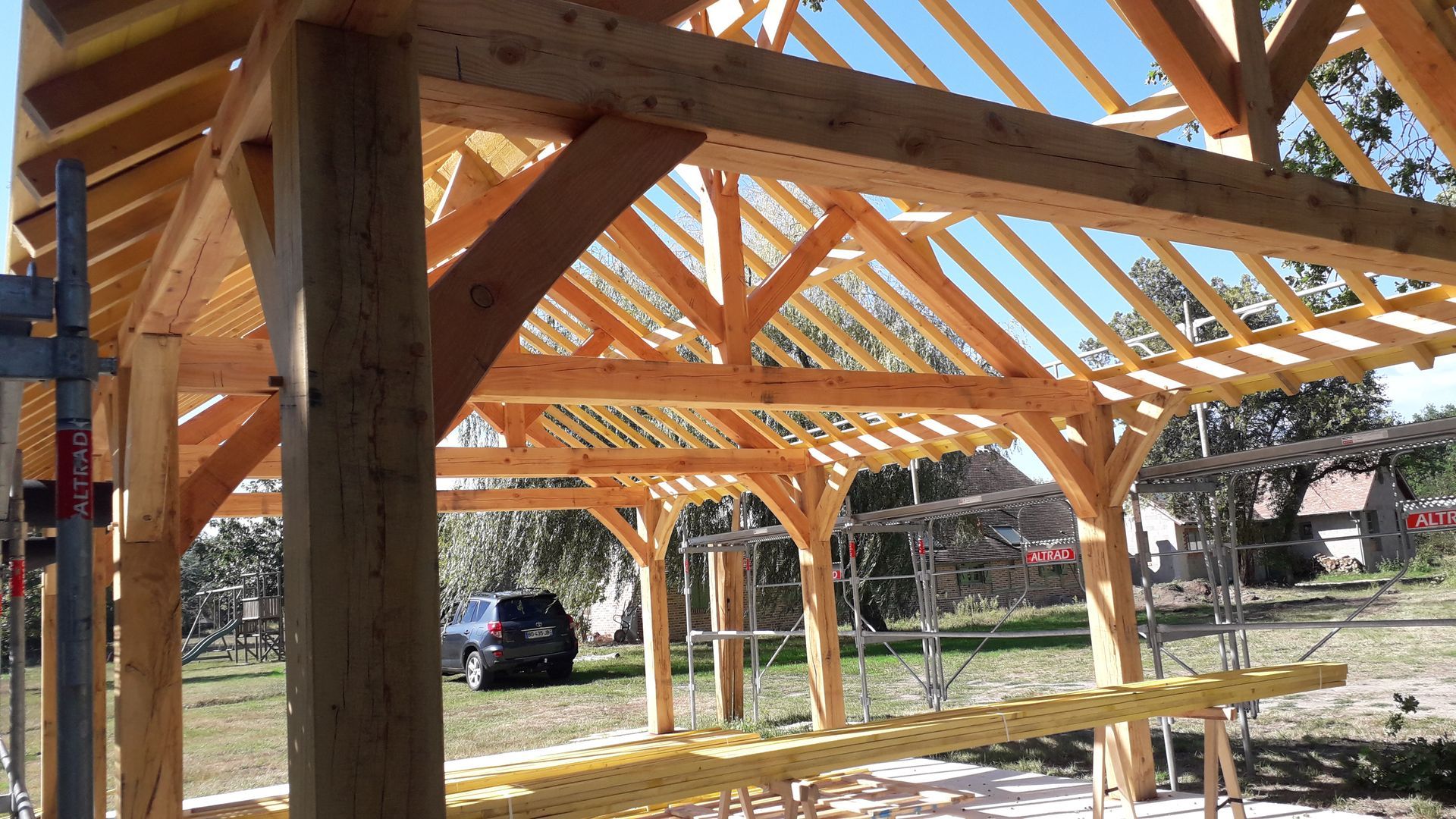 La structure en bois d'un pavillon est en construction.