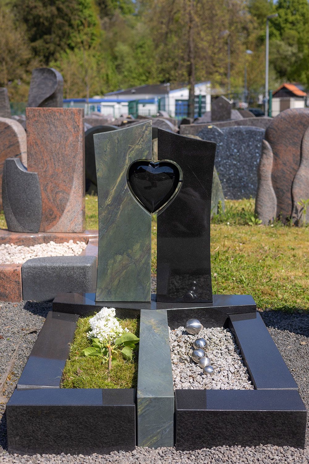Ein Grab mit einem Herzen in der Mitte