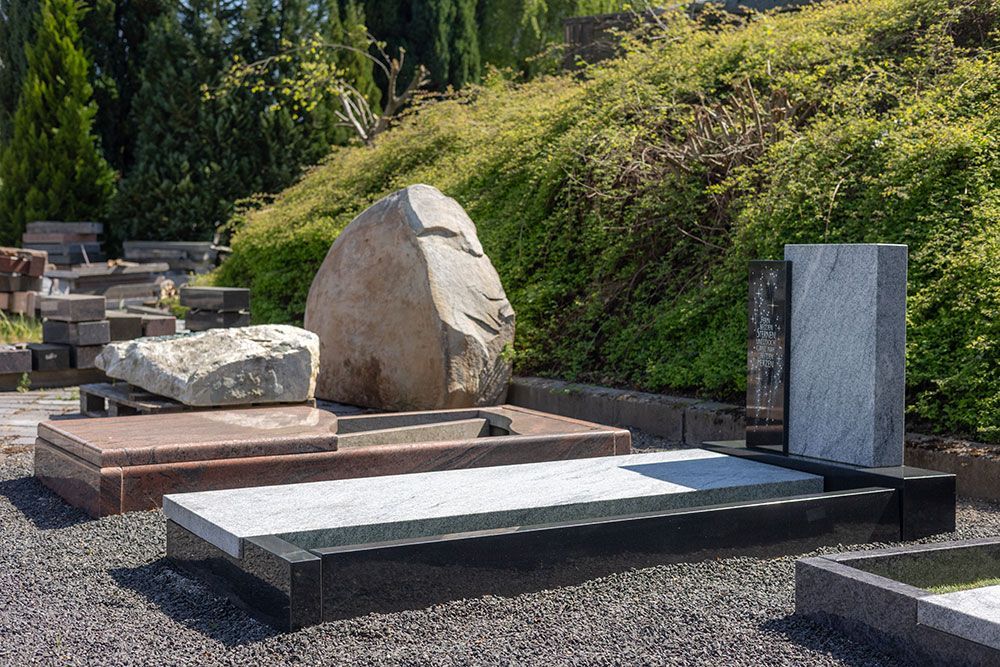 Ein Friedhof mit einem großen Felsen in der Mitte.