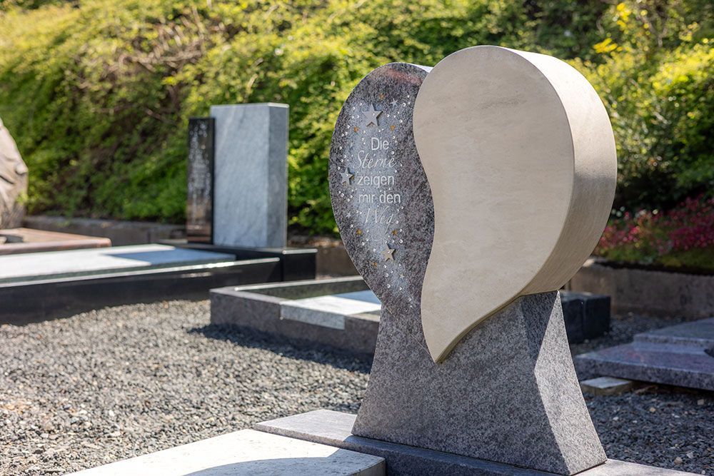 Ein Friedhof mit einem herzförmigen Denkmal in der Mitte.