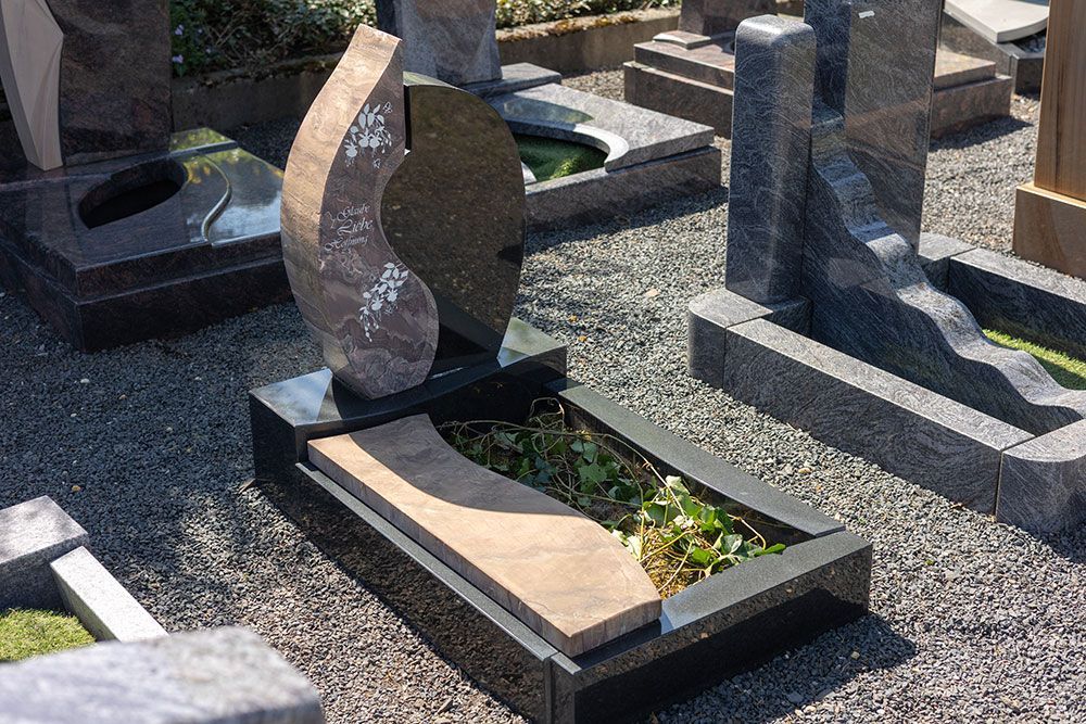 Ein Friedhof mit vielen Gräbern und einem Grab in der Mitte.