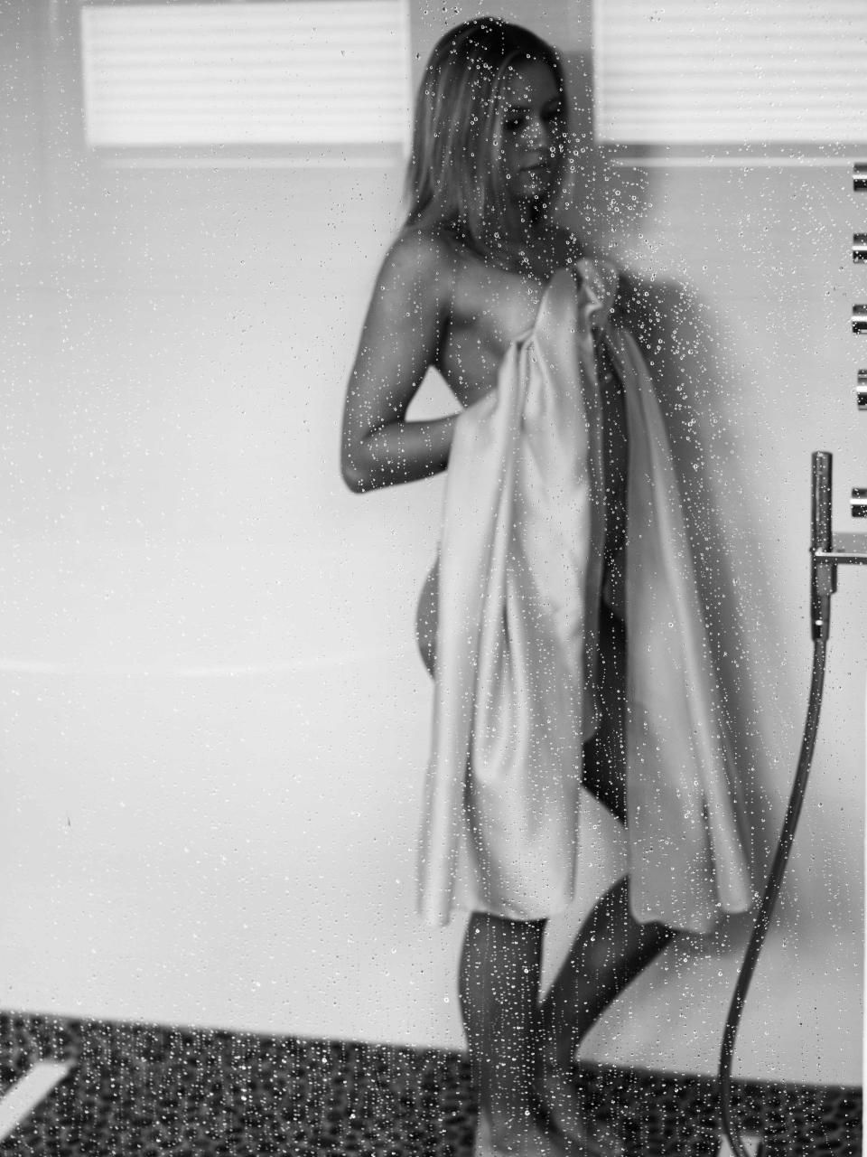 Bild Frau in der Dusche