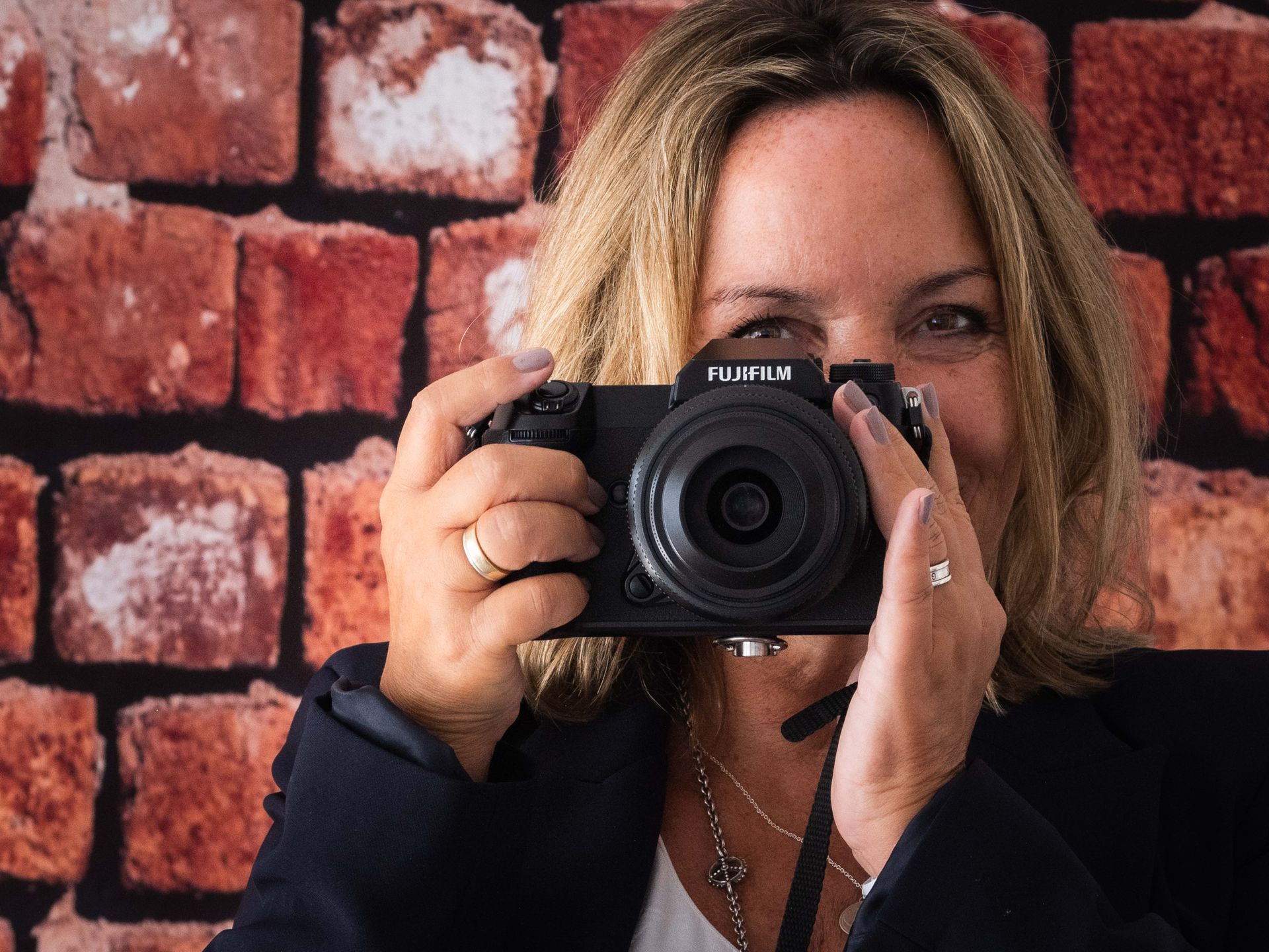 Sabine Olbertz - schauend durch die Kamera