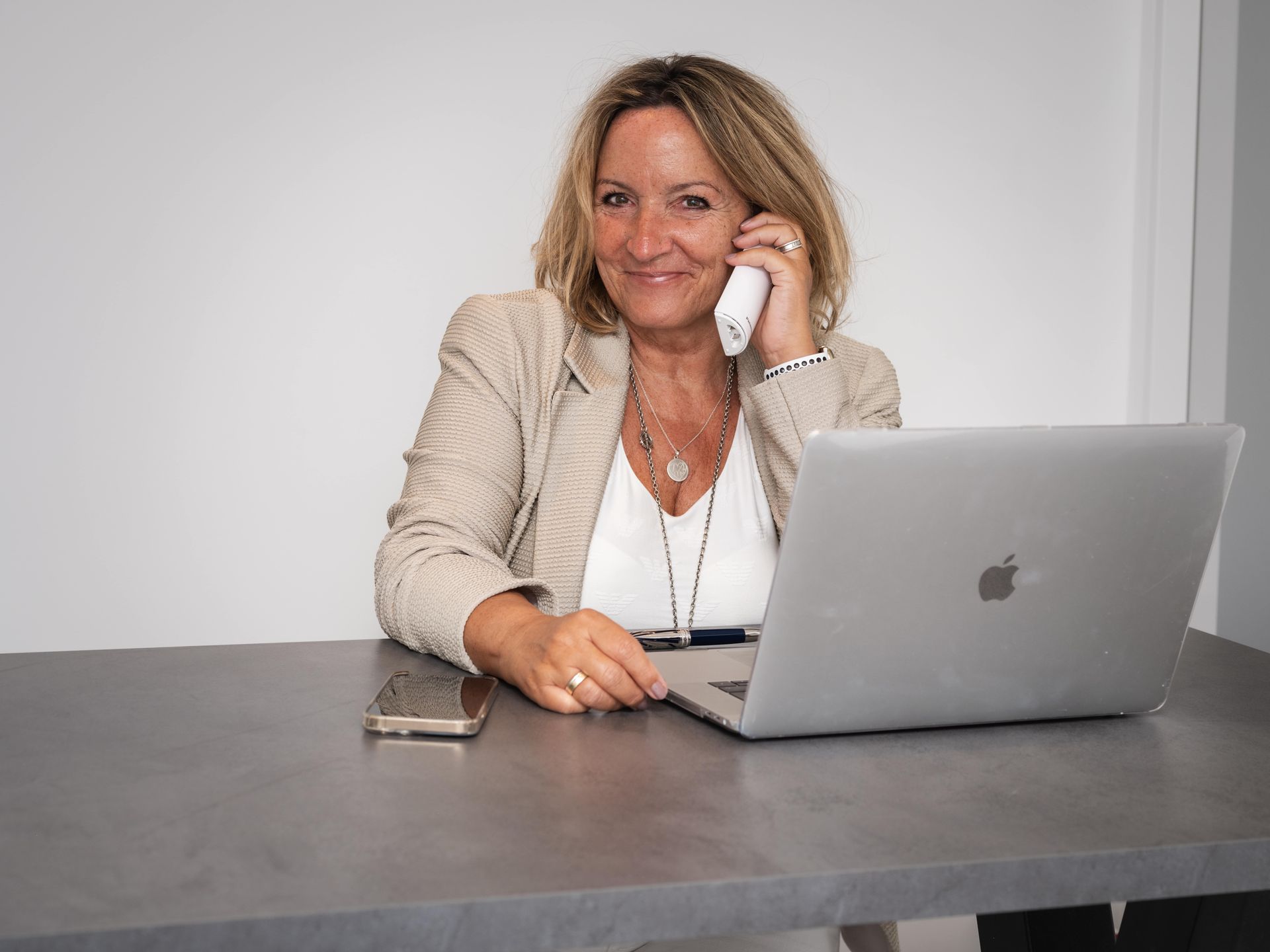 Sabine Olbertz - im Büro mit Telefon, Laptop