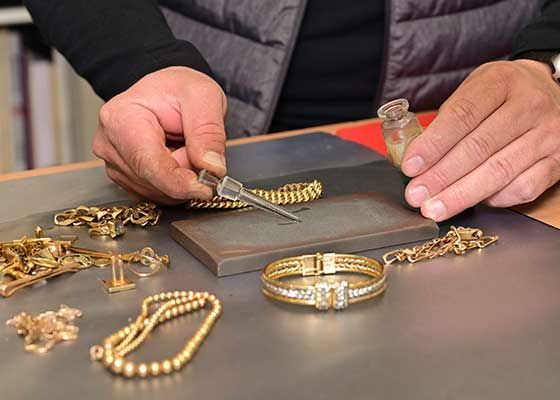 Analyse de l'expert de différents bijoux en or