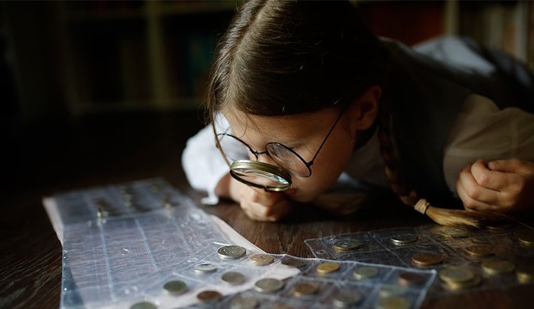 Jeune fille se concentrant sur sa collection de pièces