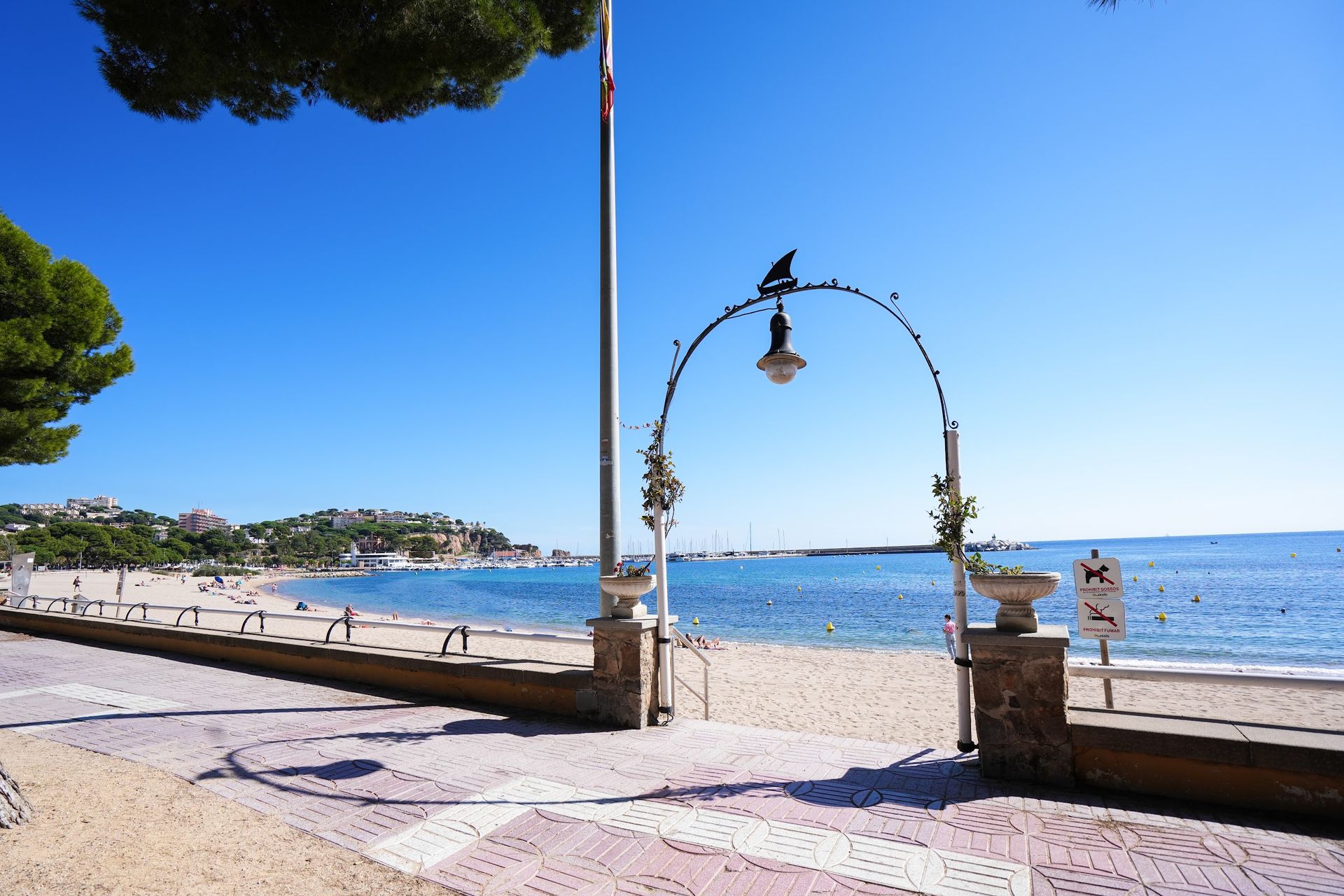 Plaza del Mercat, centro histórico de Sant Feliu de Guíxols – SJ7 Aparthotel Costa Brava