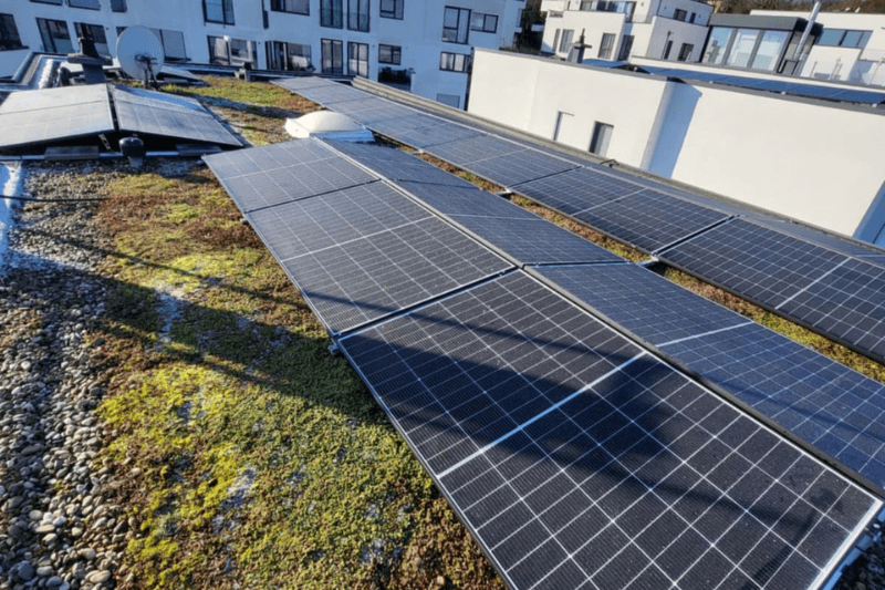 Eine Reihe von Solarmodulen auf dem Dach eines Gebäudes