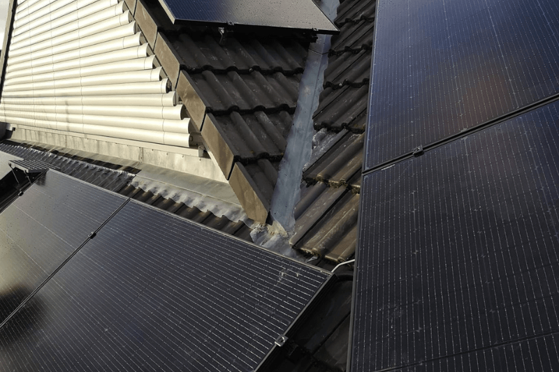 Ein Dach mit vielen Sonnenkollektoren darauf