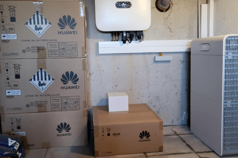 Ein Stapel Kartons mit einem Huawei-Logo darauf