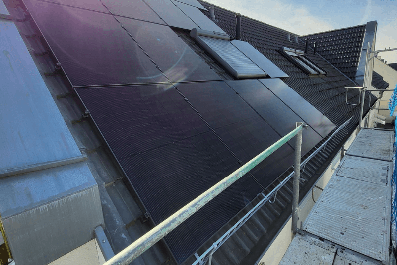 Ein Dach mit vielen Sonnenkollektoren darauf