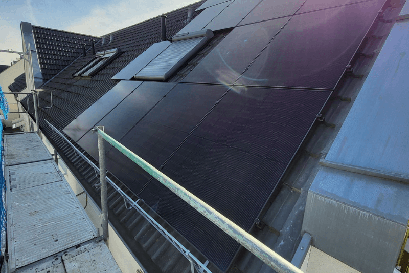 Ein Dach mit vielen Sonnenkollektoren darauf