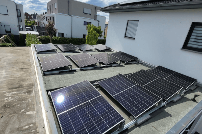 Eine Reihe von Sonnenkollektoren auf dem Dach eines Hauses