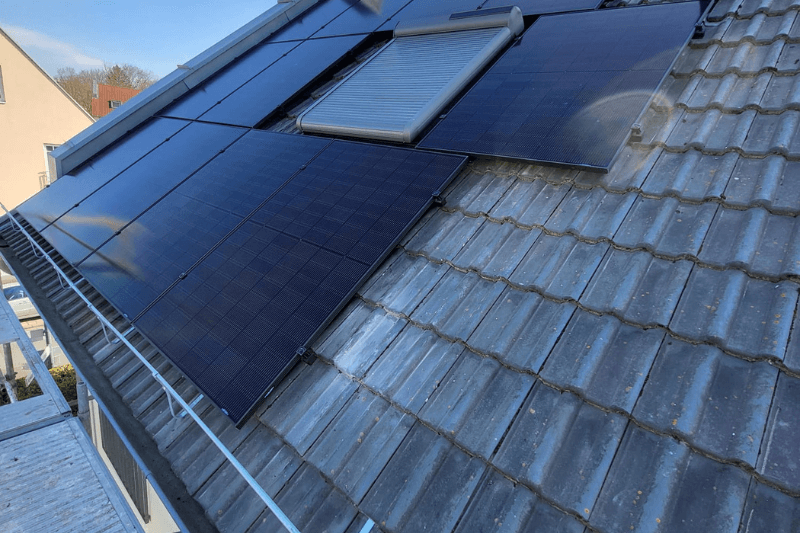 Ein Dach mit vielen Sonnenkollektoren darauf