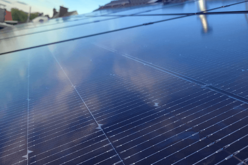 Eine Nahaufnahme eines Solarpanels auf einem Dach