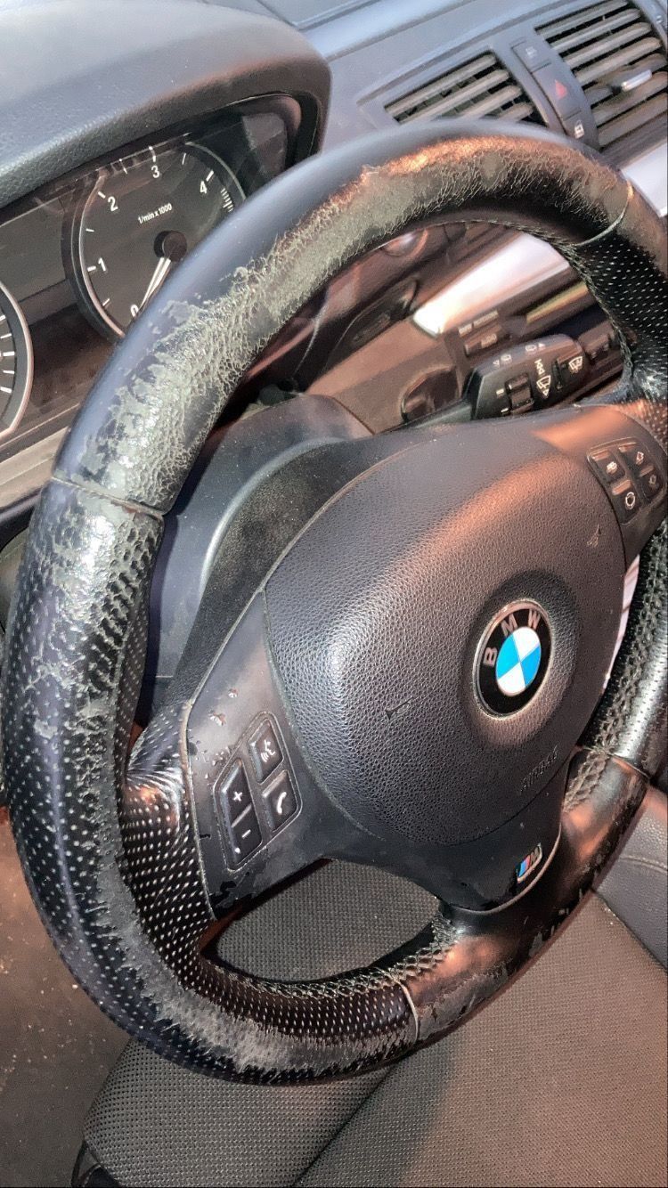 Un primer plano de un volante BMW en un automóvil.