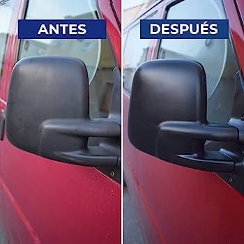 Una foto de antes y después de los espejos laterales de una camioneta roja.