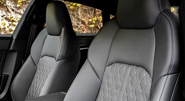 Un primer plano de los asientos delanteros de un coche.